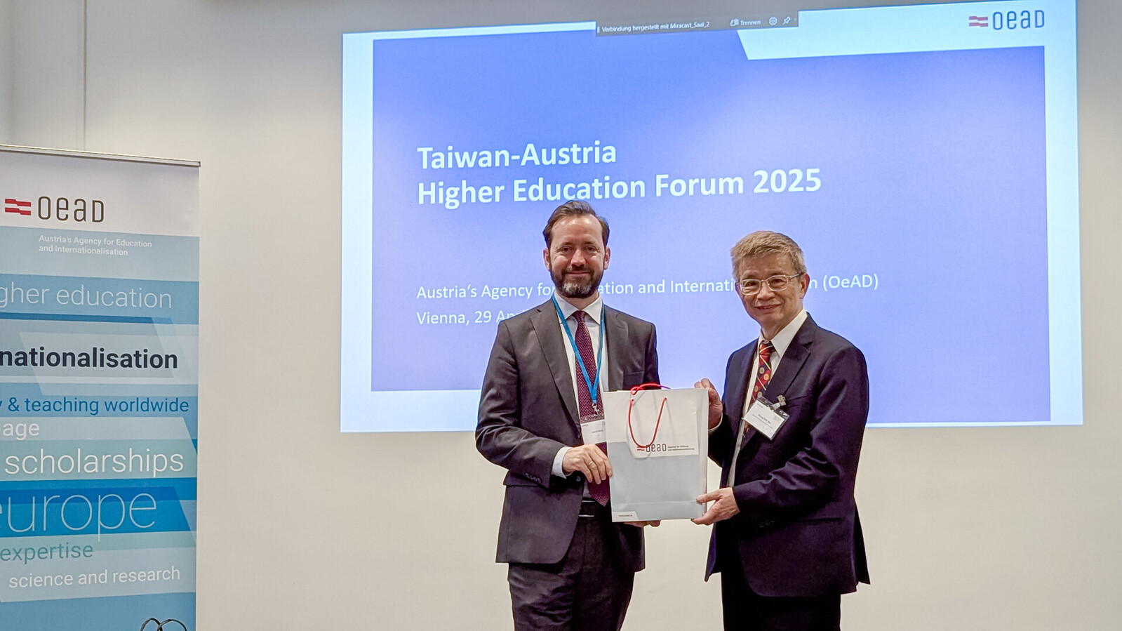 9. 論壇贈禮0429.jpg